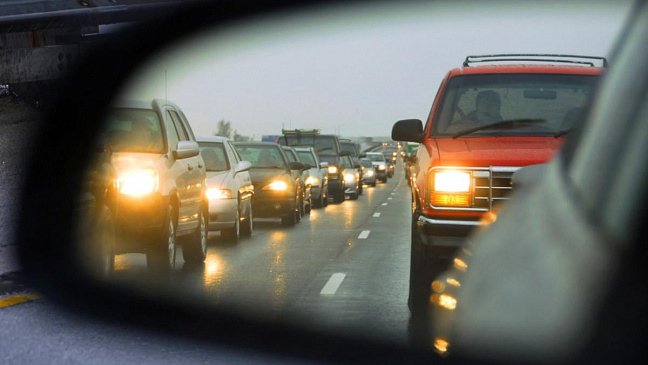 Автоэксперты «РГ» напомнили водителям РФ, как быстро и легко избавиться от ослепления фарами встречных машин