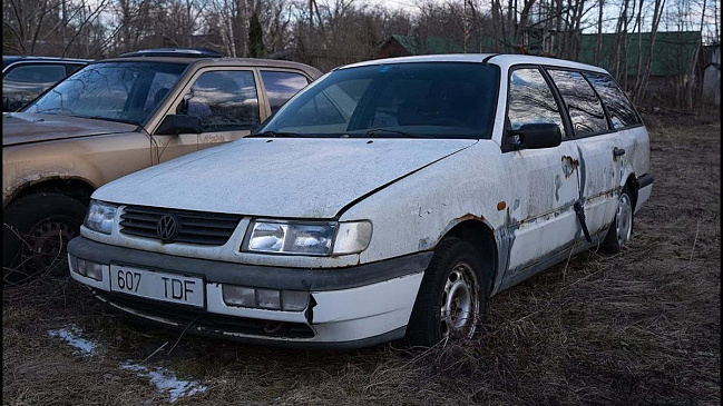 Автоблогеры завели мотор заброшенного на 8 лет универсала Volkswagen Passat B4