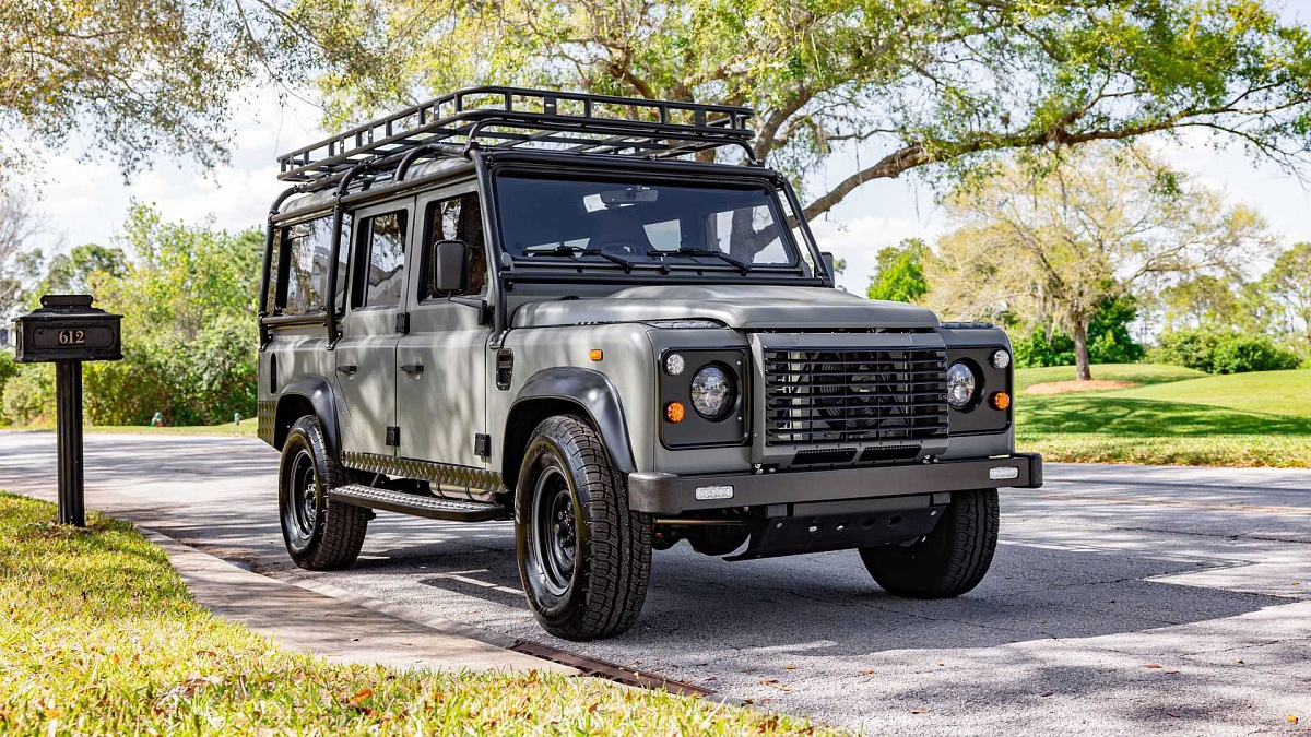 Этот Land Rover Defender 110 Restomod оснащен 450-сильным электрическим  двигателем Tesla