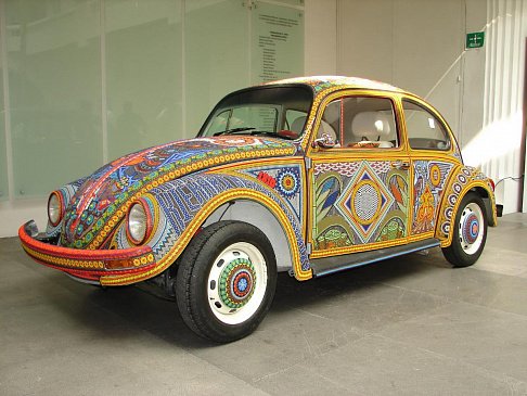 Кузов Volkswagen Beetle «Vochol» украсили 2 млн бусинок