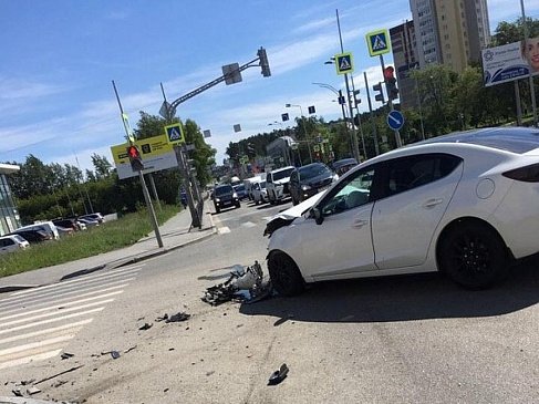 В Екатеринбурге автомобиль налетел на детскую коляску 