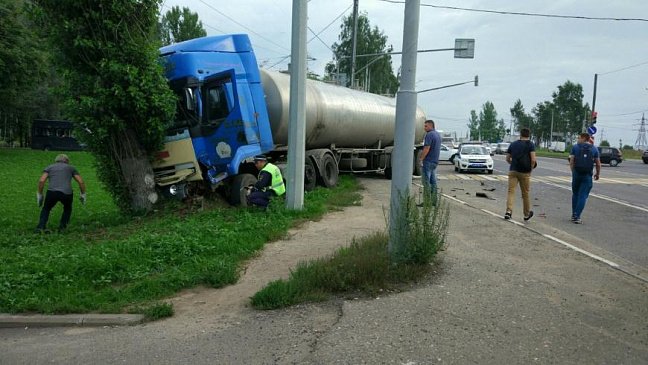 В Ярославле в результате ДТП грузовик врезался в дерево