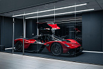 Суперкар Aston Martin Valkyrie в цвете Supernova Red появился у дилеров 