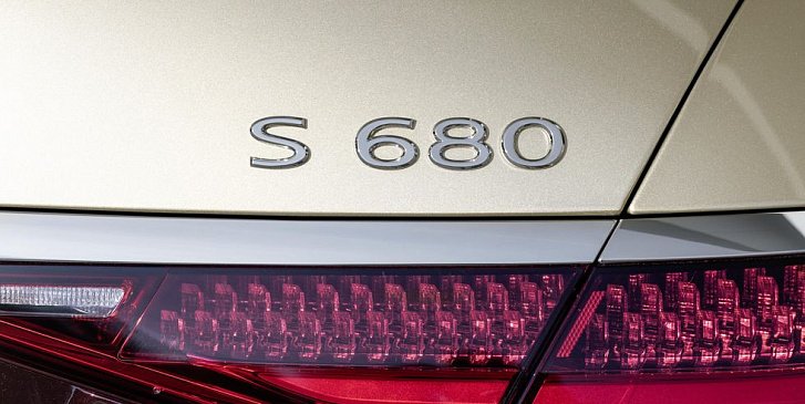 Бренд Mercedes-Benz тизерами подтверждает Maybach S680 с двигателем V-12