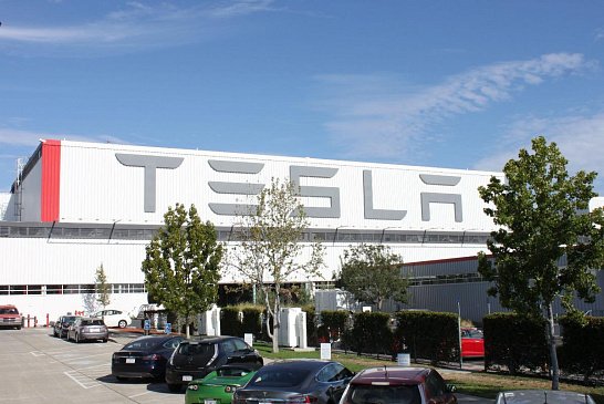 Мантуров назвал условия сотрудничества с Tesla по электромобилям в РФ