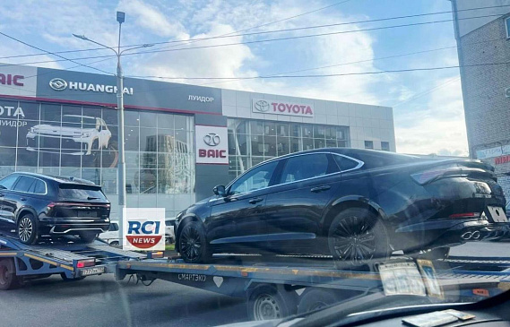 На фото сняли автовоз с новыми автомобилями Volga: в кадре седан и «старший» кроссовер