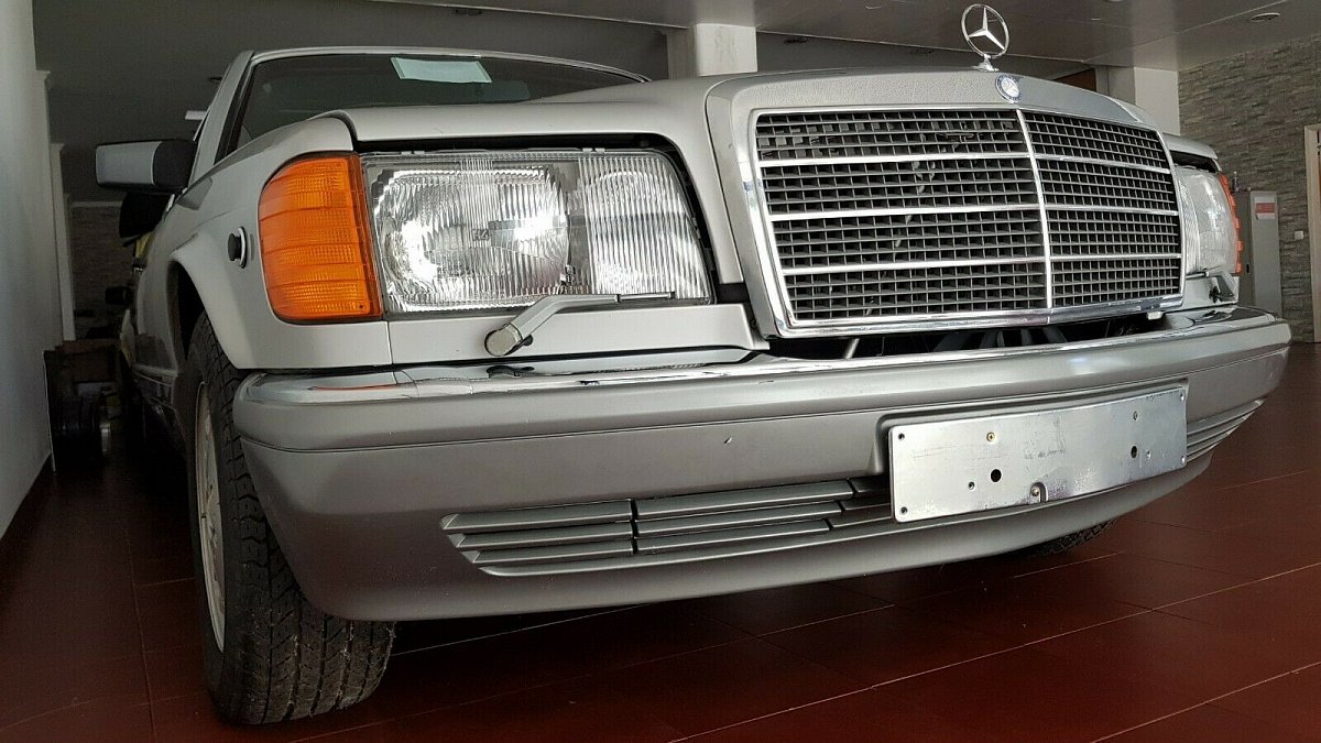В продаже появился Mercedes-Benz 560 SEL 1986 года почти без пробега
