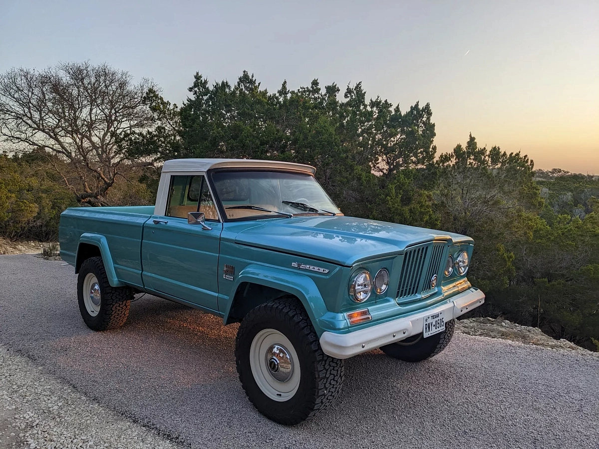 Тюнер Vigilante представил окончательный вариант рестомода Jeep Gladiator 1966 года с мотором HEMI V8