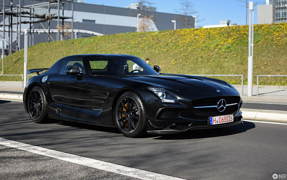 Смотрите и слушайте, как Mercedes-AMG SLS Black Series разгоняется по автобану до 305 км/ч