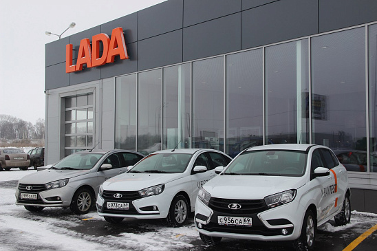 В автосалонах АВТОВАЗа в РФ заканчиваются новые LADA Largus, XRay и Vesta в январе 2023 года