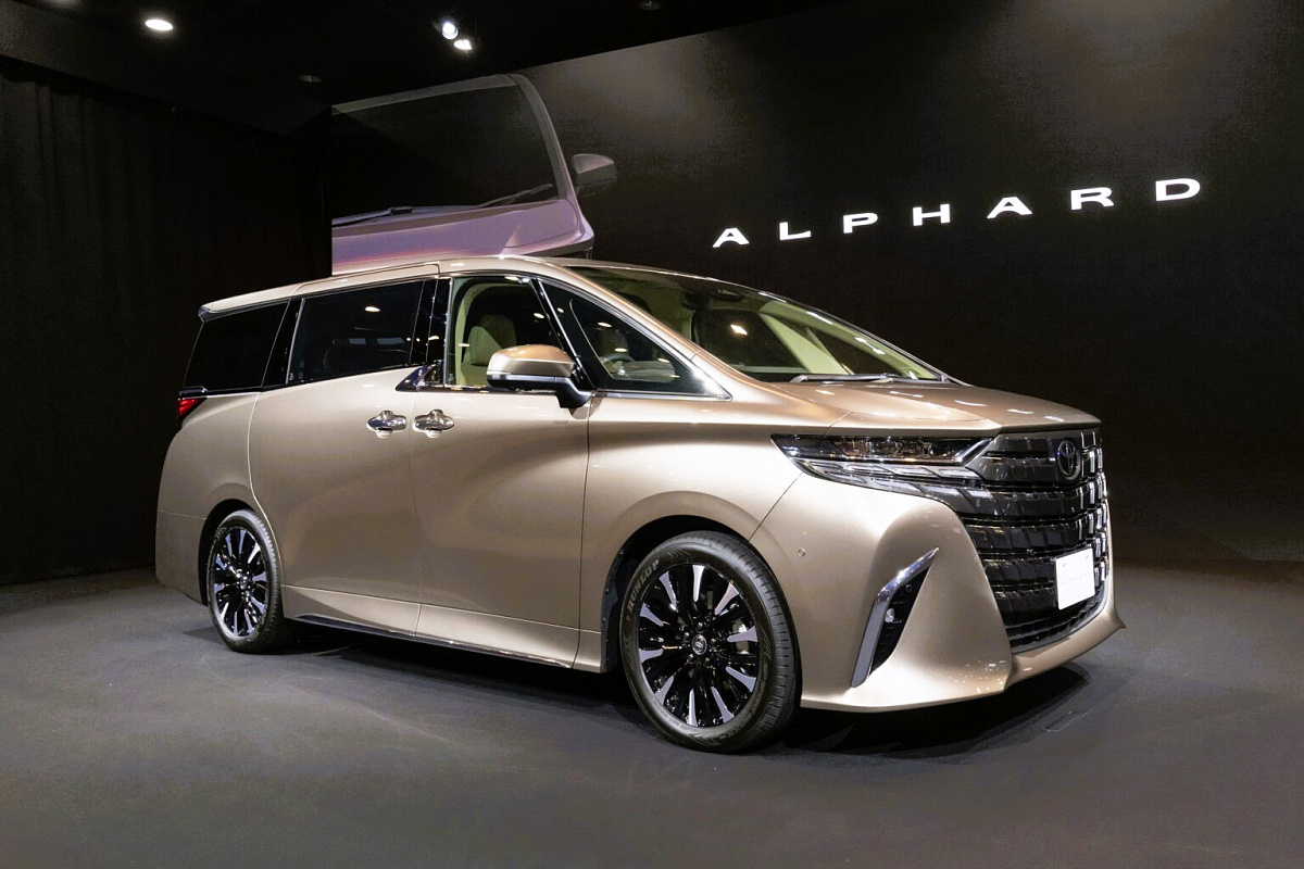 В России появились новые Toyota Alphard. Расскажем детально о новинке.