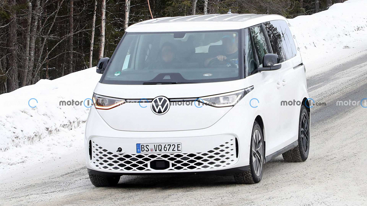 Новый Volkswagen ID.Buzz 2023 года запечатлели на тестировании без камуфляжа