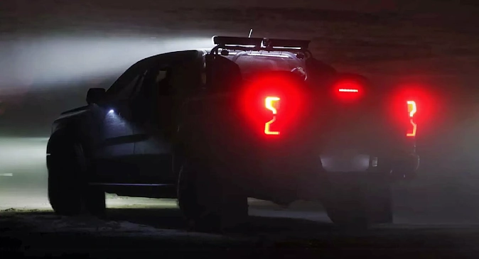 Компания Ford показала на тизере таинственный Ranger Raptor со световой панелью на крыше