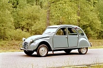 Крошечный Citroen 2CV может похвастать двуспальной кроватью и встроенной кухней