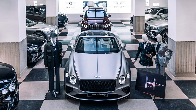 Компания Bentley представила ограниченную версию двух своих автомашин вместе с брендом одежды Huntsman