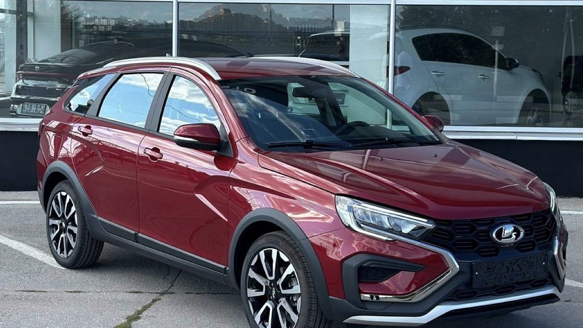 Самая "упакованная" Lada Vesta в огненном цвете уже у дилеров