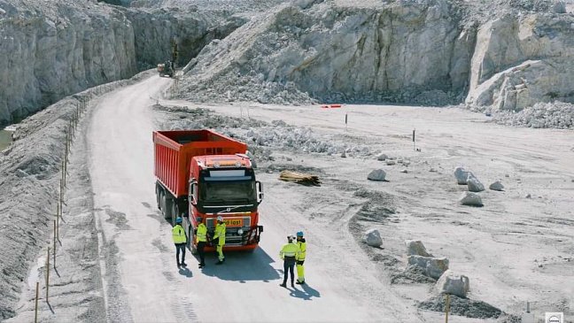 Грузовики Volvo без водителя уже используются на шахте