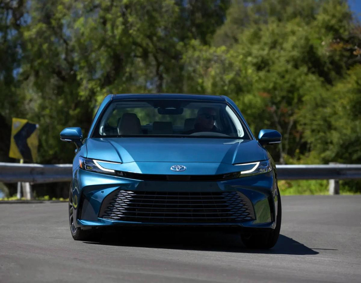 До России добрались бензиновые Toyota Camry 2025 года 