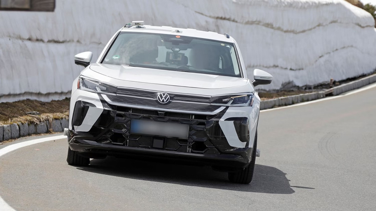 Предстоящий Volkswagen T-Roc замечен фотошпионами во время испытаний