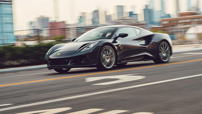 Новый спорткар Lotus Emira великолепно выглядит на улицах Нью-Йорка