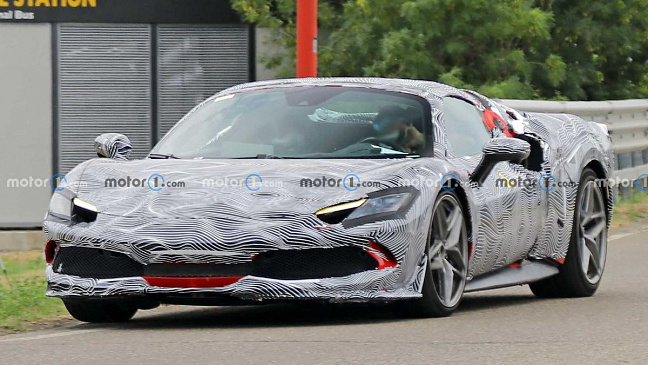 Компания Ferrari тестирует прототип обновленного 296 GTS 