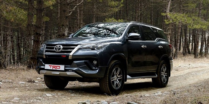 Бренд Toyota доставил в Россию спецвариацию внедорожника Land Cruiser
