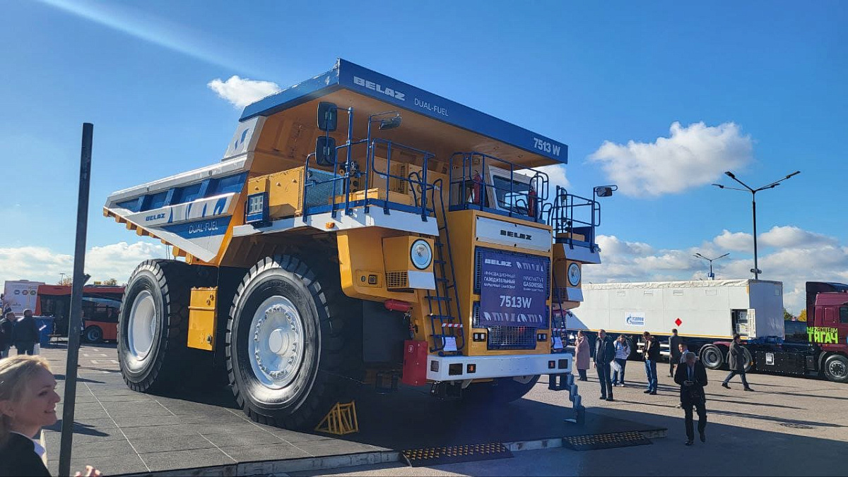 Петербургский газовый форум: 130-тонный БЕЛАЗ на метане – центр внимания