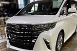 Новый минивэн Toyota Alphard рассекречен на «живых» фото за месяц до премьеры