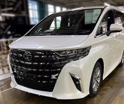 Новый минивэн Toyota Alphard рассекречен на «живых» фото за месяц до премьеры