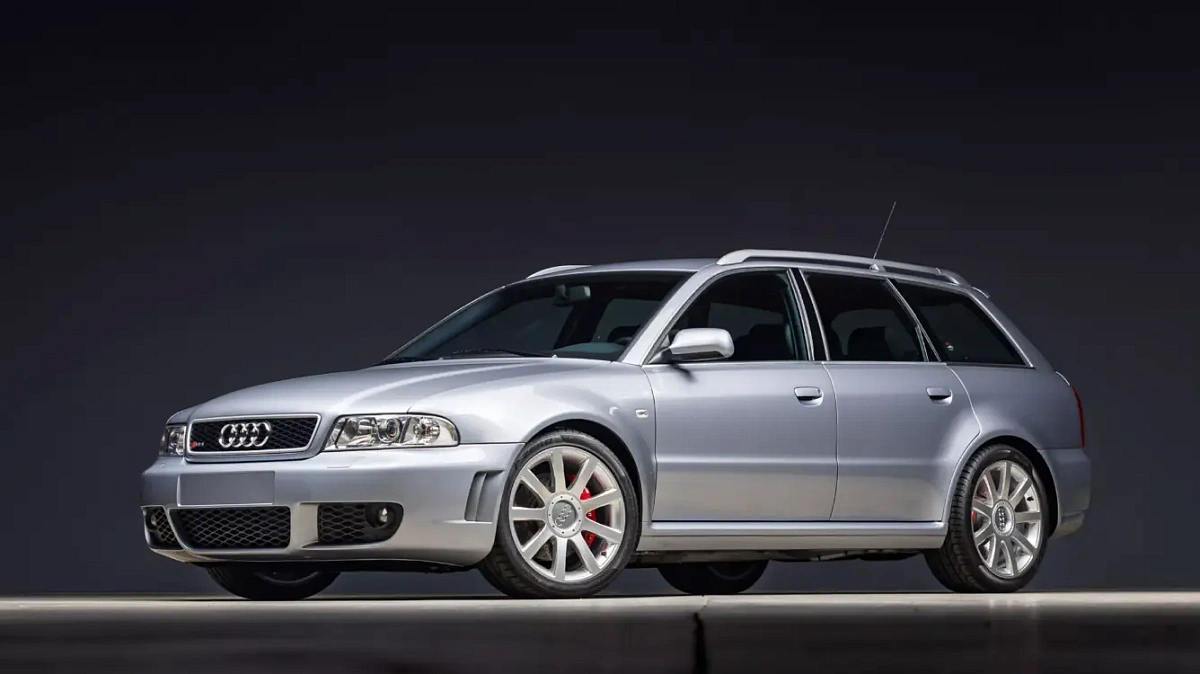 За сколько можно купить "заряженный" универсал Audi RS4 B4 с пробегом 11 000 км. За сколько можно купить "заряженный" универсал Audi RS4 B4 с пробегом 11 000 км.