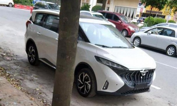 Китайский компактвэн на базе Mazda с дизайном Maserati показали на «живых» фото 