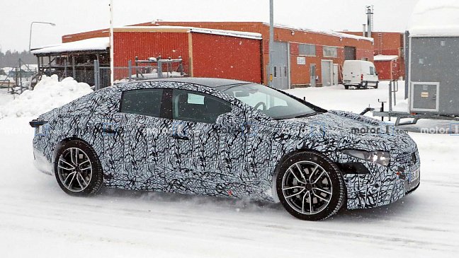 В Сети появились живые фотографии электрического Mercedes EQS на зимних тестах