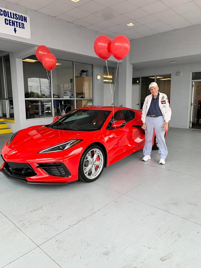 90-летний мужчина купил себе Chevy Corvette C8 2021