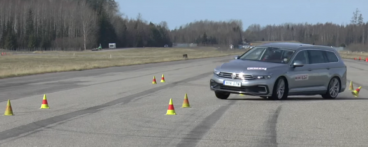 Skoda Superb iV и Volkswagen Passat GTE провалили «лосиный тест»