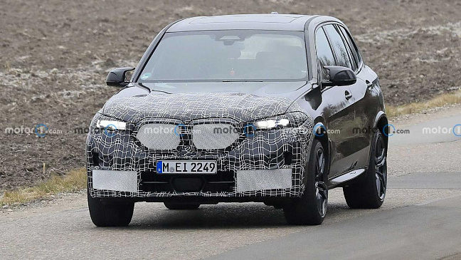 Компания BMW тестирует обновленную версию "заряженного" кроссовера X5 M 