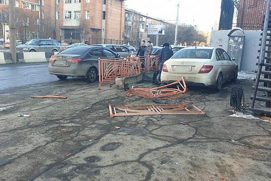В Иркутске после ДТП авто вылетело на пешеходов