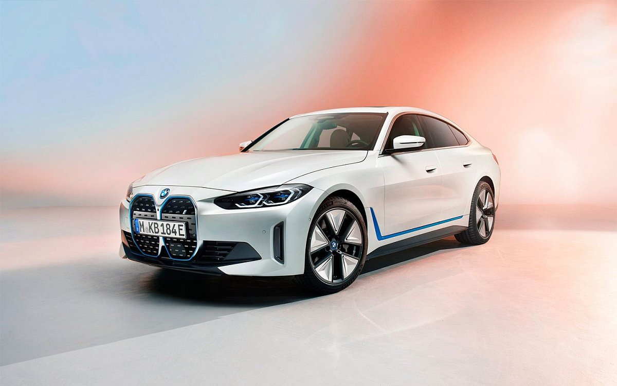 Компания BMW официально показала новый электрический седан BMW i4 17 марта