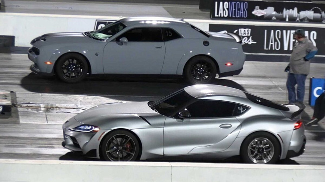 В этом видео показана гонка между Toyota Supra и Dodge Challenger Hellcat 