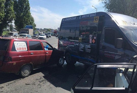 В Саратове в аварии с тремя машинами пострадали три человека