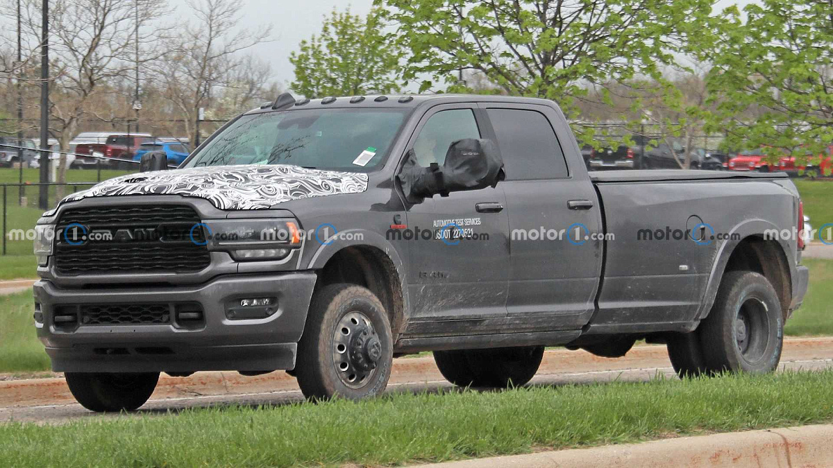 Пикап Ram 3500 2023 года раскрыл новые подробности на шпионских фото Пикап Ram 3500 2023 года раскрыл новые подробности на шпионских фото