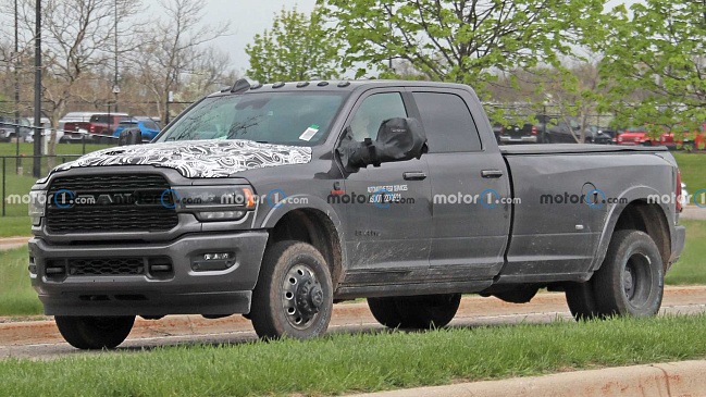 Пикап Ram 3500 2023 года раскрыл новые подробности на шпионских фото 