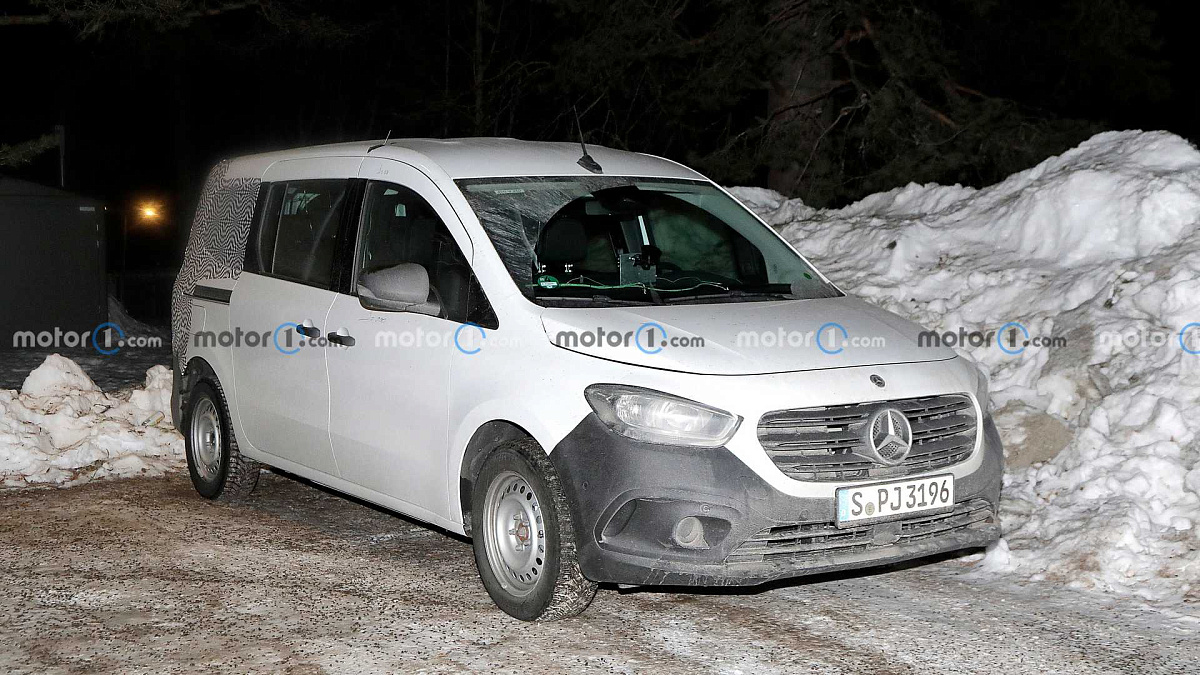 Новый Mercedes-Benz Citan LWB запечатлели на фото с малозаметным камуфляжем