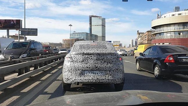 Купеобразный кроссовер  Renault Arkana «подловили» на дорожных тестах в Москве