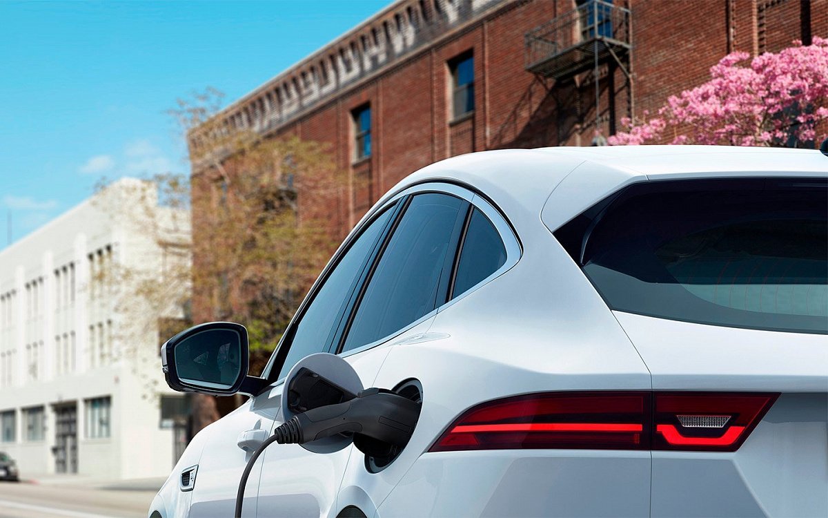Jaguar представит конкурента Tesla Model X