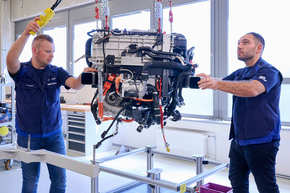 Компания BMW начинает производство силовых агрегатов на топливных элементах для модели iX5 Hydrogen