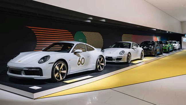 Экскурсию по музею Porsche проводит специальный дрон