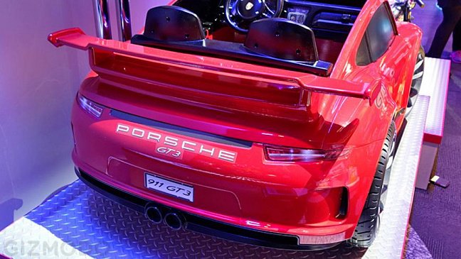 Игрушечный Porsche 911 получил двигатель от внедорожного мотоцикла