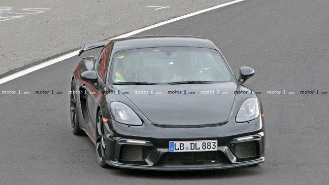 Журналистам попался обновленный Porsche 718 Cayman GT4 без камуфляжа