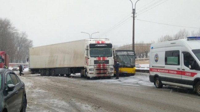 В аварии на Московском шоссе Петербурга пострадала девочка