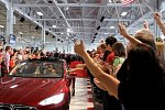 Tesla увеличил производство «троек», выпущенных под тентом